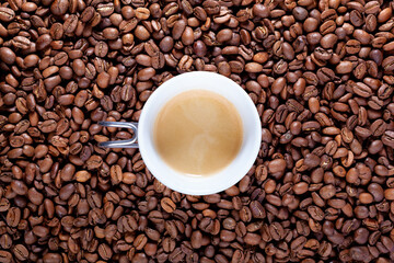 Tasse blanche d'un expresso sur un fond de grains de café