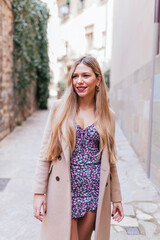 Naklejka premium Blond latin woman walking on the street