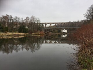 Fototapeta na wymiar Aquädukt und Fluss bei trübem Wetter