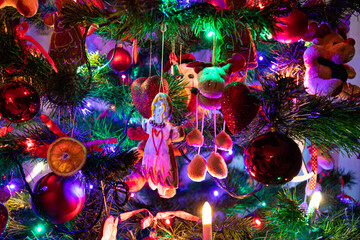 Lampki i świąteczne ozdoby na choince. Kolorowa dekoracja na święta bożego narodzenia.