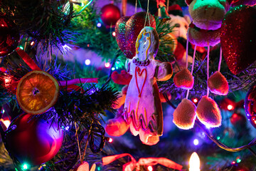 Lampki i świąteczne ozdoby na choince. Kolorowa dekoracja na święta bożego narodzenia. © PhotoHunter