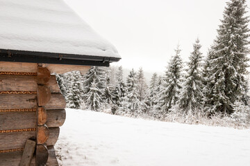 Drewniana chata w górach. Zimowy krajobraz.