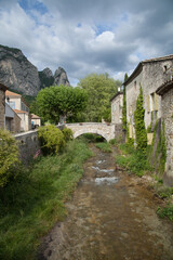 Fototapeta na wymiar Petit pont sur la rivière Rioubon qui traverse le village de Saou en Drôme provençale