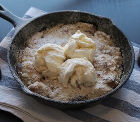 Apple crumble with vanilla ice cream
