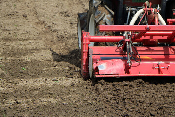 Obraz premium 畑を耕すトラクター