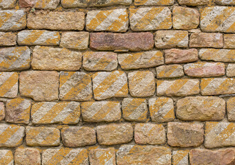 Tracés sur vieux mur de pierres