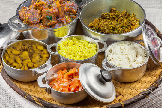 Plateau cr&eacute;ole de sp&eacute;cialit&eacute;s culinaires r&eacute;unionnaise 