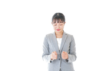 名刺を差し出す若いキャリアウーマン