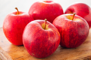 リンゴ　木の板　麻布