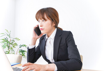 デスクワークをするビジネスウーマン