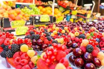 市場に並ぶ新鮮なフルーツ
