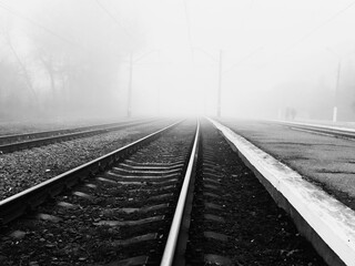 Plakat railroad tracks in fog