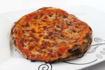 pizza de queso y tomate al horno