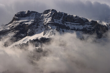 Fototapeta premium Berner Alpen im Mai 2021 am Brienzer See, Blick vom See hinauf zum Axalphorn und Tschingel