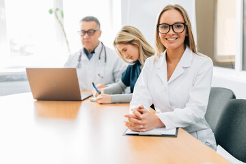 Obraz premium Medical Team Meeting Around Table In Modern Hospital