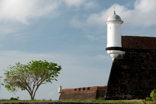 Muralha da fortaleza de S&atilde;o Jos&eacute; de Macap&aacute;, constru&iacute;da para proteger a entrada do rio Amazonas  Marqu&ecirc;s de Pombal. Foi inaugurada em 1782. 