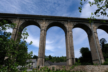 Fototapeta na wymiar Le viaduc de Dinan en Bretagne