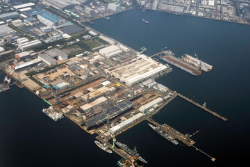 横浜市磯子区にある造船所を空撮