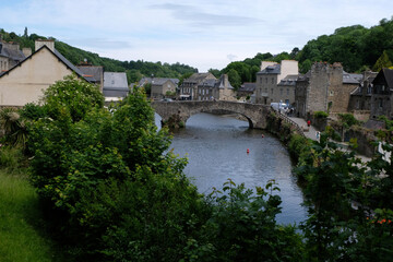 Fototapeta na wymiar Le vieux pont du port de plaisance de Dinan en Bretagne