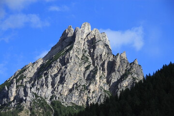 Skalny szczyt na tle nieba. 