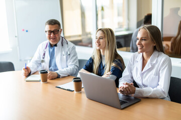 Obraz premium Medical team interacting at a meeting in conference room in modern hospital