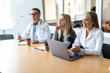 Obraz premium Medical team interacting at a meeting in conference room in modern hospital