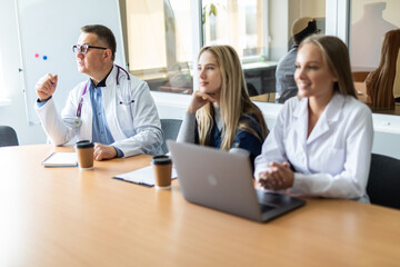 Obraz premium Team doctors discussing medical issues on a medical council.