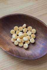 木の皿に乗せたボーロ