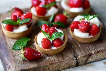Summer tarts with strawberries. Healthy summer dessert. The keto diet. Keto dessert.