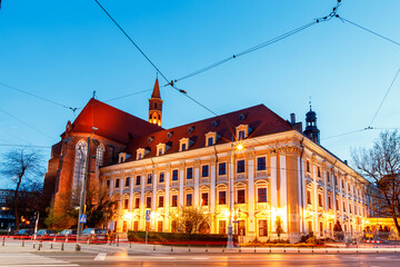 Fototapeta na wymiar evening city streets in poland in wroclaw in spring