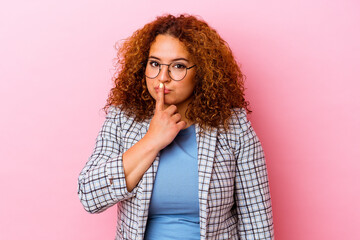 Young latin curvy woman isolated on pink background thinking and looking up, being reflective, contemplating, having a fantasy.