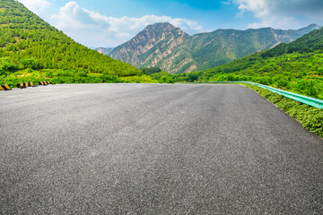 Naklejka premium Mountain road natural landscape on a sunny day.
