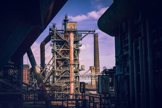 Industriekultur Abschussrampe in Duisburg im Landschaftspark Duisburg Nord - Stahlarbeit im Ruhrpott - Stahlger&uuml;st