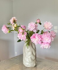 magnifique bouquet de pivoines roses dans la maison