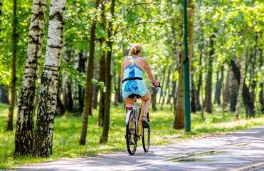 Naklejka premium Cyclist ride on the bike path in the city Park 