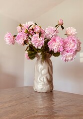 magnifique bouquet de pivoines roses dans la maison