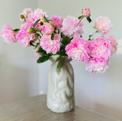 magnifique bouquet de pivoines roses dans la maison