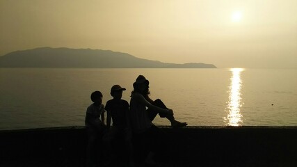 Fototapeta premium family at sunset