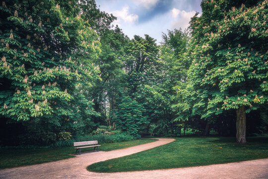 Parkanlage im sch&ouml;nen Schlosspark am Schloss Borbeck - Gehweg mit Sitzbank