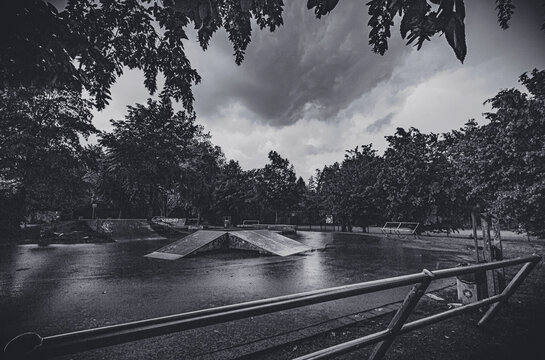 Bikepark und Skatepark am Schloss Borbeck im menschenleerer Skateboard Park bei Regen in d&uuml;sterem surreal monochrom schwarzweiss