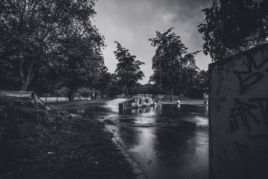 Bikepark und Skatepark am Schloss Borbeck im menschenleerer Skateboard Park bei Regen in d&uuml;sterem surreal monochrom schwarzweiss