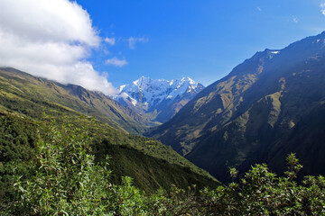 Paisaje de montaña con cielo nublado