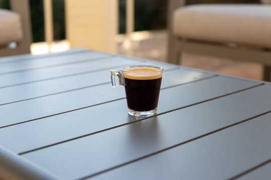 Tasse de caf&eacute; sur une table
