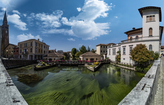 Portogruaro panorama completo con i molini sul fiume Lemene, oratorio della Madonna della Pescheria e il terzo campanile pi&ugrave; pendente d'Italia