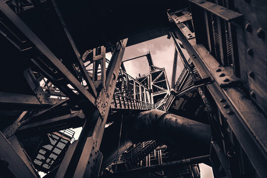In den Himmel schauen bei traumhafter Atmosph&auml;re im Herzen der Industriekultur am Stahlger&uuml;st im Landschaftspark Duisburg Nord - Stahlwerk, Zeche, Ger&uuml;st und H&uuml;ttenwerk im Ruhrpott
