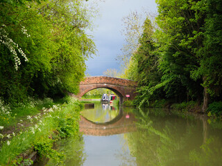 a scenic view of the South Oxford narrow canal in the UK