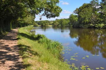 Le Canal de Nantes à Brest, entre Redon et Blain. France. 