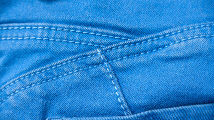 Detalle de pantalón denim azul índigo