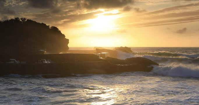 Coucher de soleil sur le port de la ville de Biarritz , France