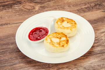 Cottage cheese pancakes with strawberry jam